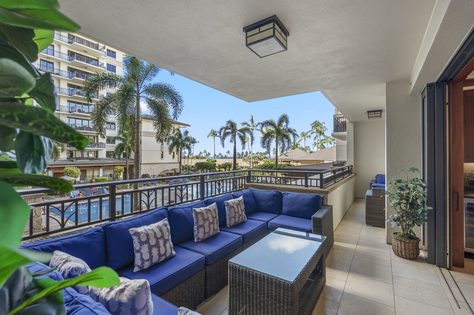Room for the whole group to spread out on the lanai.