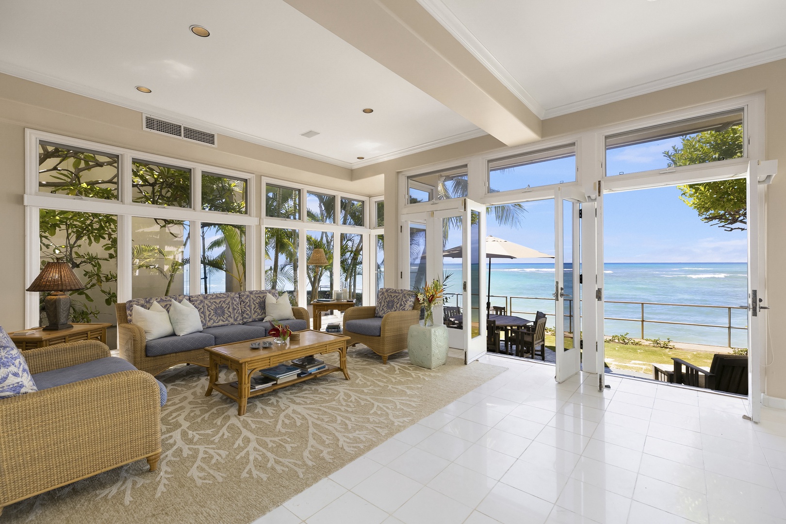 Honolulu Vacation Rentals, Diamond Head Surf House - Living Room opens up to the Oceanside Lanai and Yard.