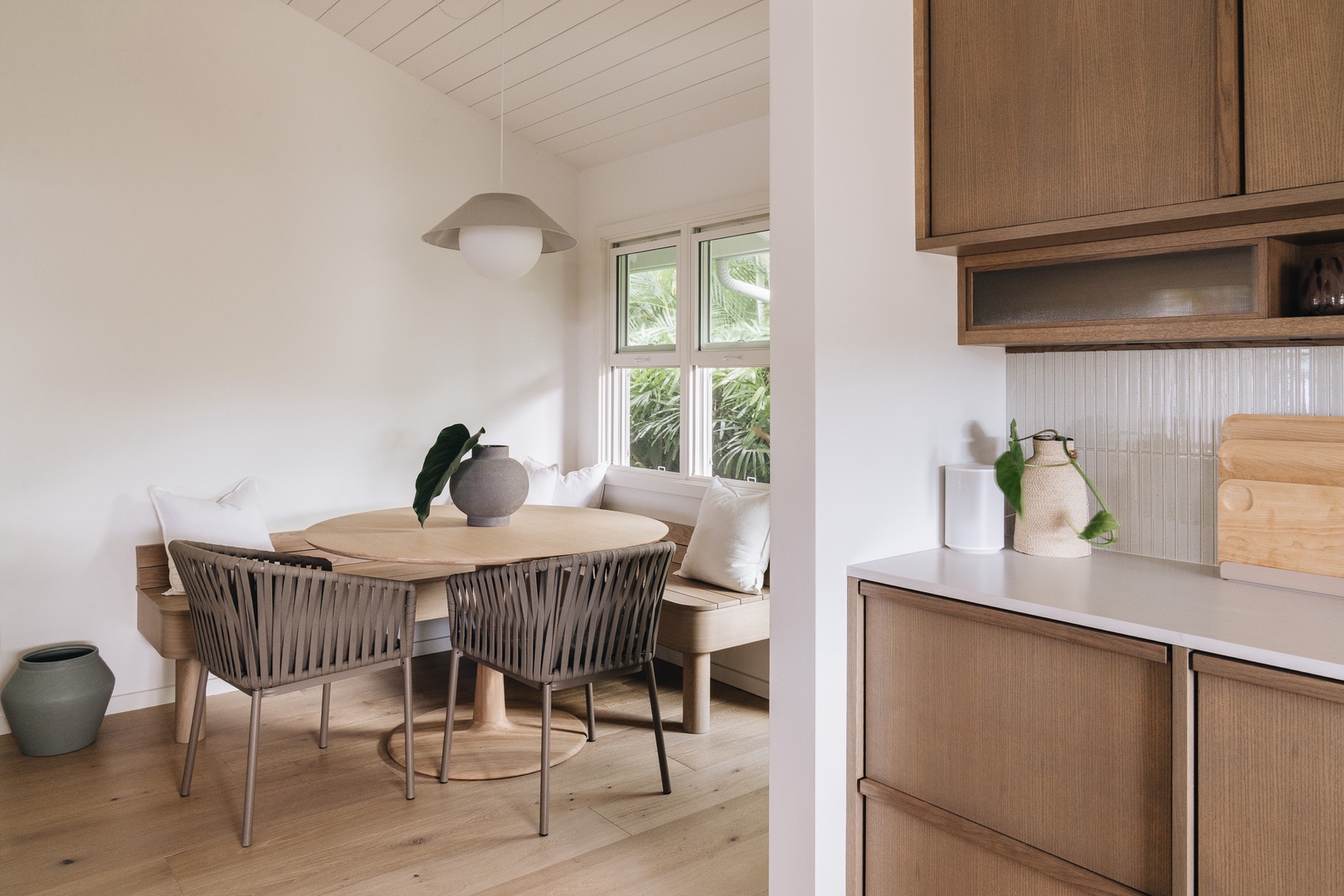 Honolulu Vacation Rentals, Surfside Bungalow** - Enjoy morning coffee, casual meals, and quiet moments in the breakfast nook.