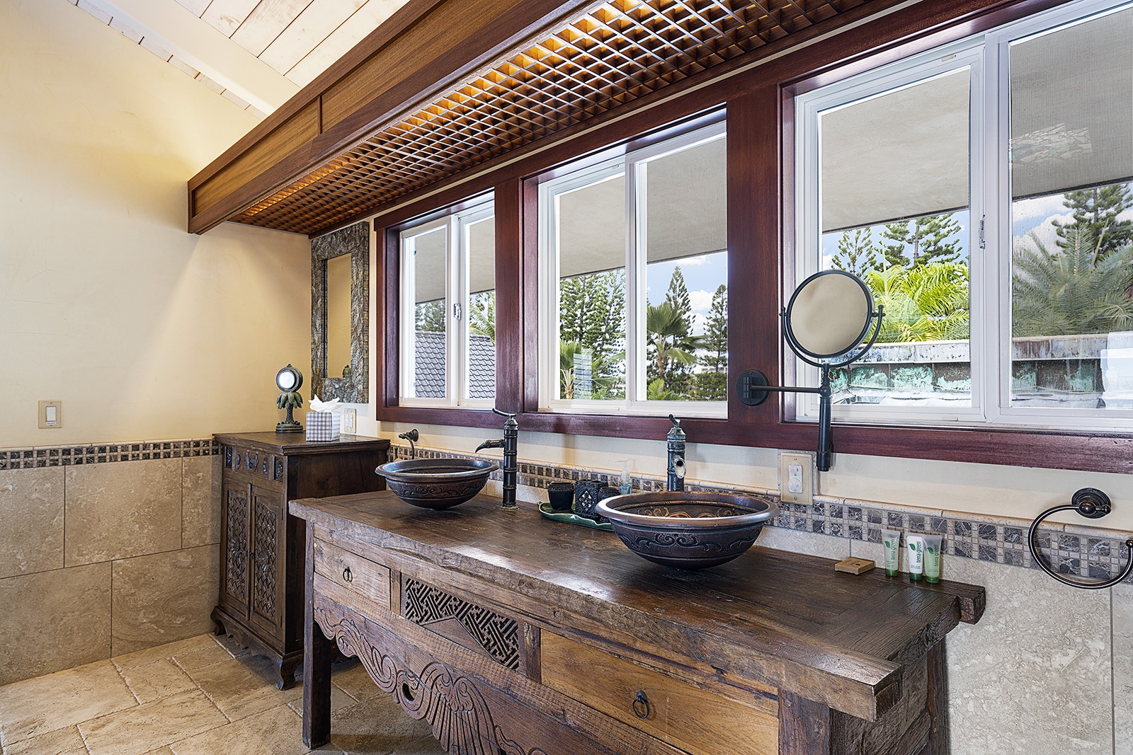 Kailua Kona Vacation Rentals, Mermaid Cove - Dual vanity in the primary bathroom