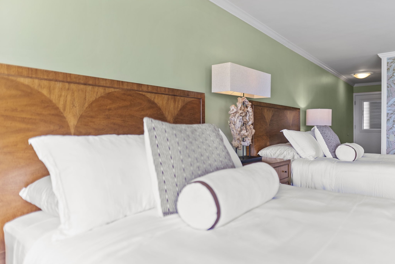 Honolulu Vacation Rentals, Kaimana Breeze - Luxurious bedding with chic pillows and soft lighting ensures a restful and inviting atmosphere.
