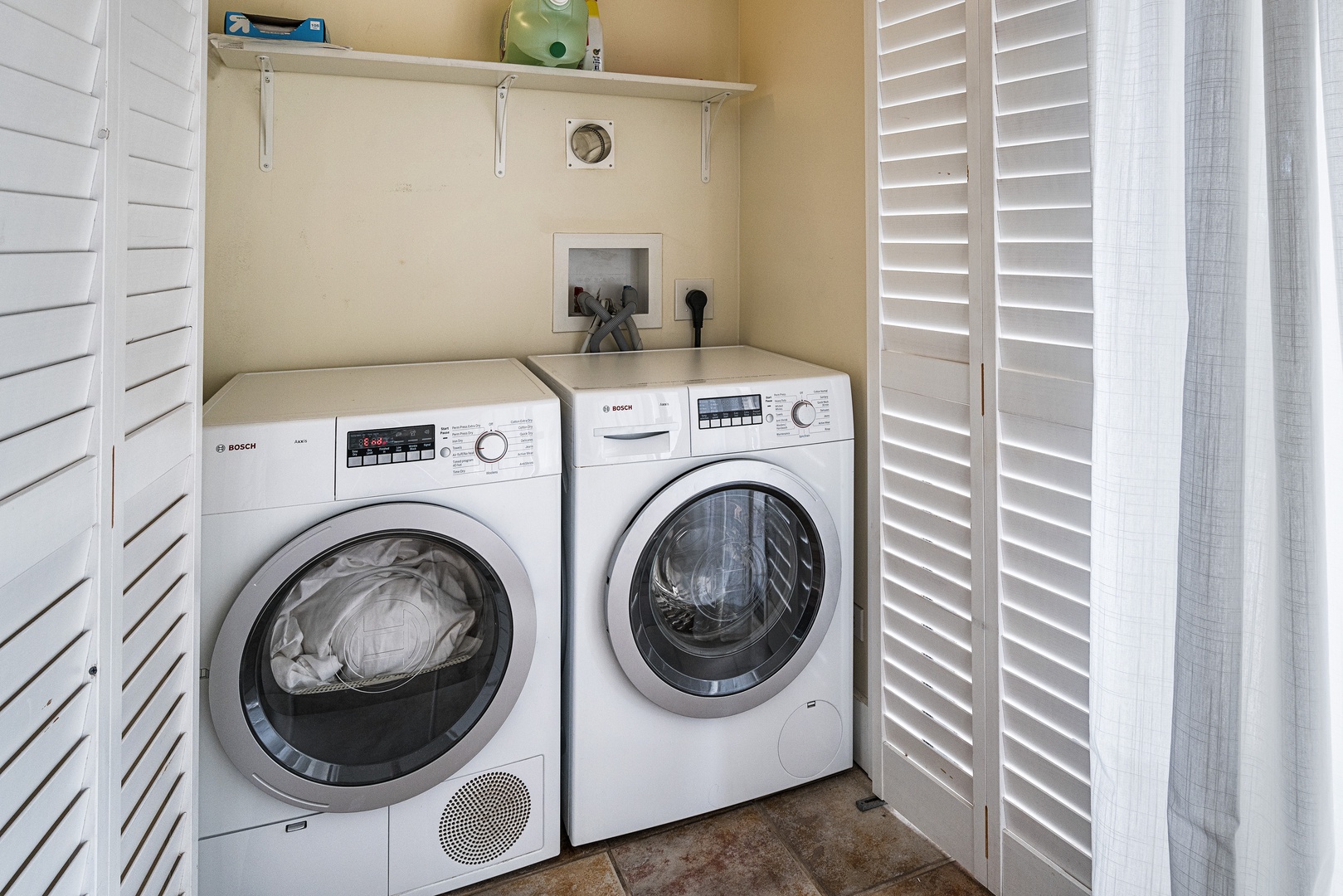 Kailua Kona Vacation Rentals, Kona Plaza 201 - Full sized washer / dryer in this unit!