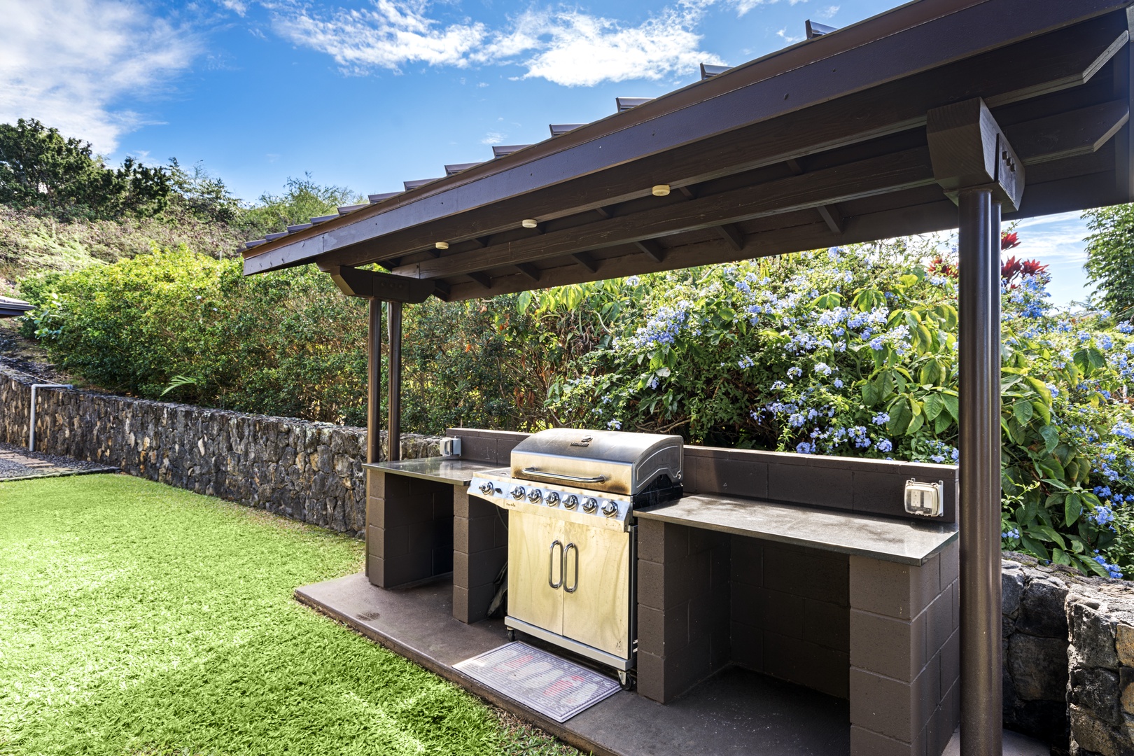 Kailua Kona Vacation Rentals, Ohana le'ale'a - Grill under the island breeze in this beautiful outdoor space.