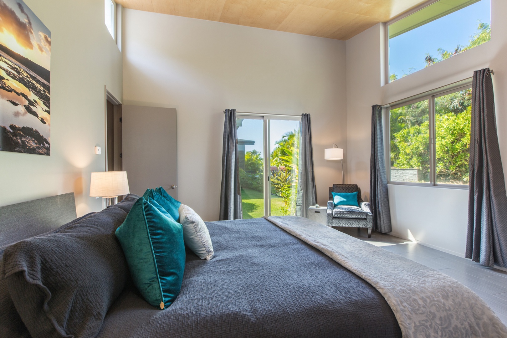 Honolulu Vacation Rentals, Hale Laulea - Primary suite with sliding doors to backyard