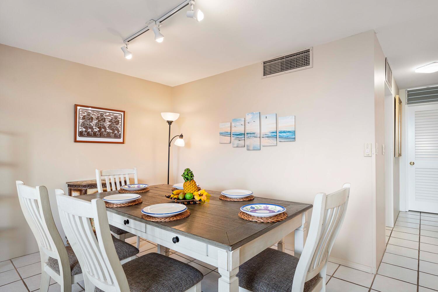 Kailua Kona Vacation Rentals, Kona Alii 512 - Dining table for six.