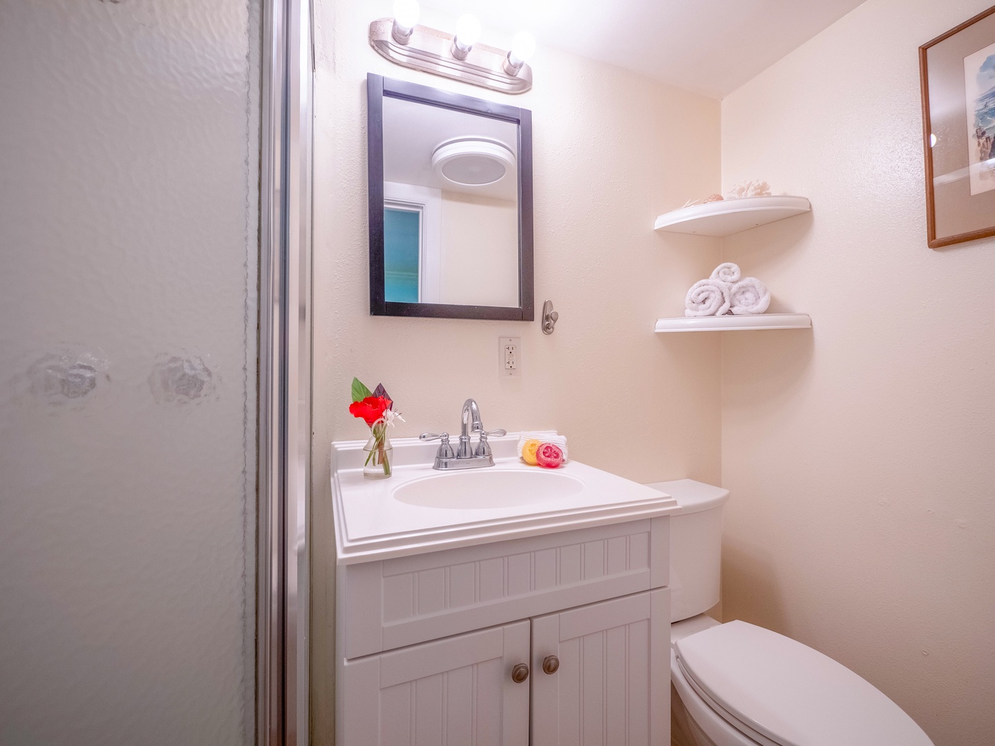 Hauula Vacation Rentals, Paradise Reef Retreat - Shared bathroom of Coral and Tiki Bedroom