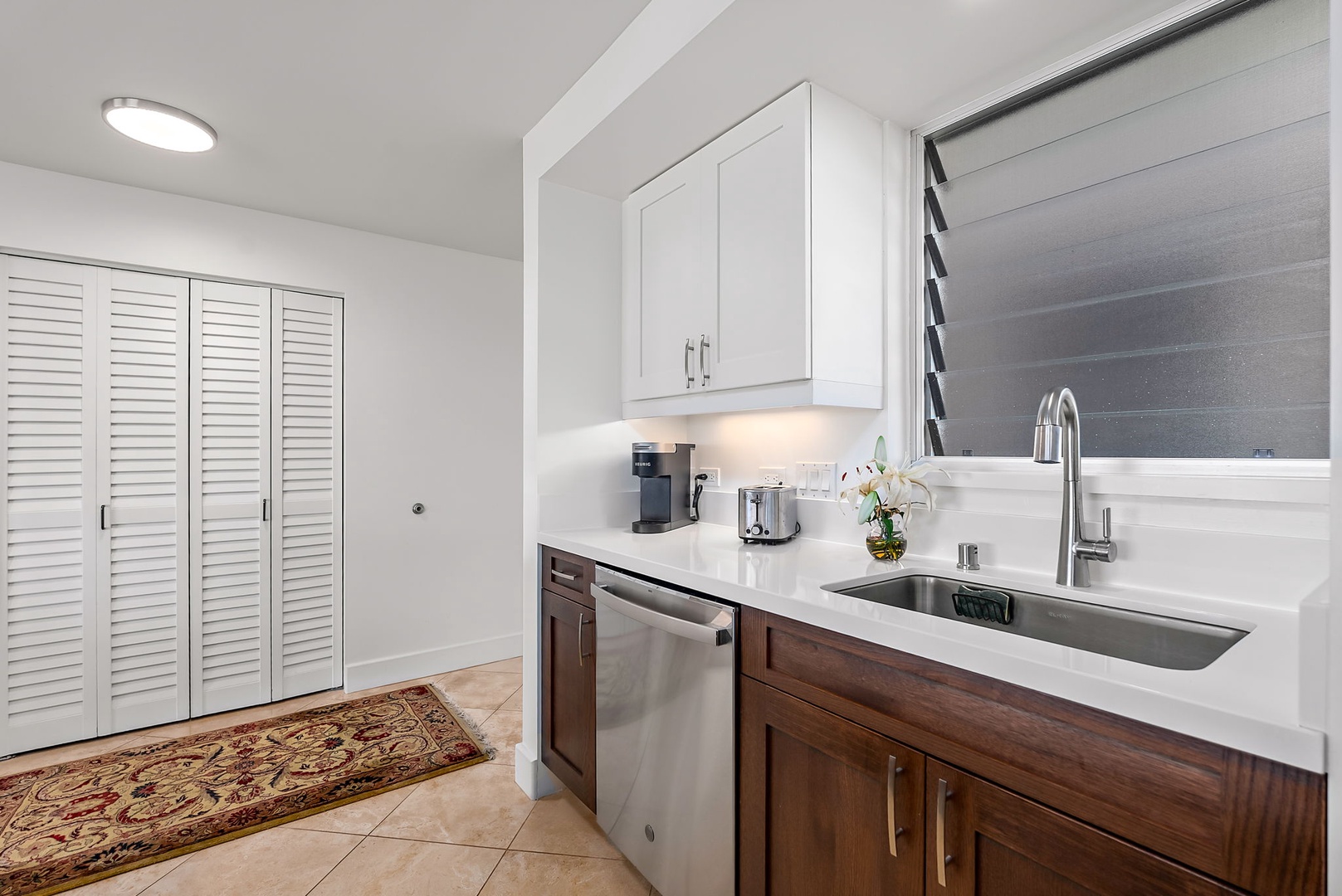 Honolulu Vacation Rentals, Colony Surf Hideaway - Everything in its place, from the wine rack to full pantry storage—perfect for extended stays or family meals.