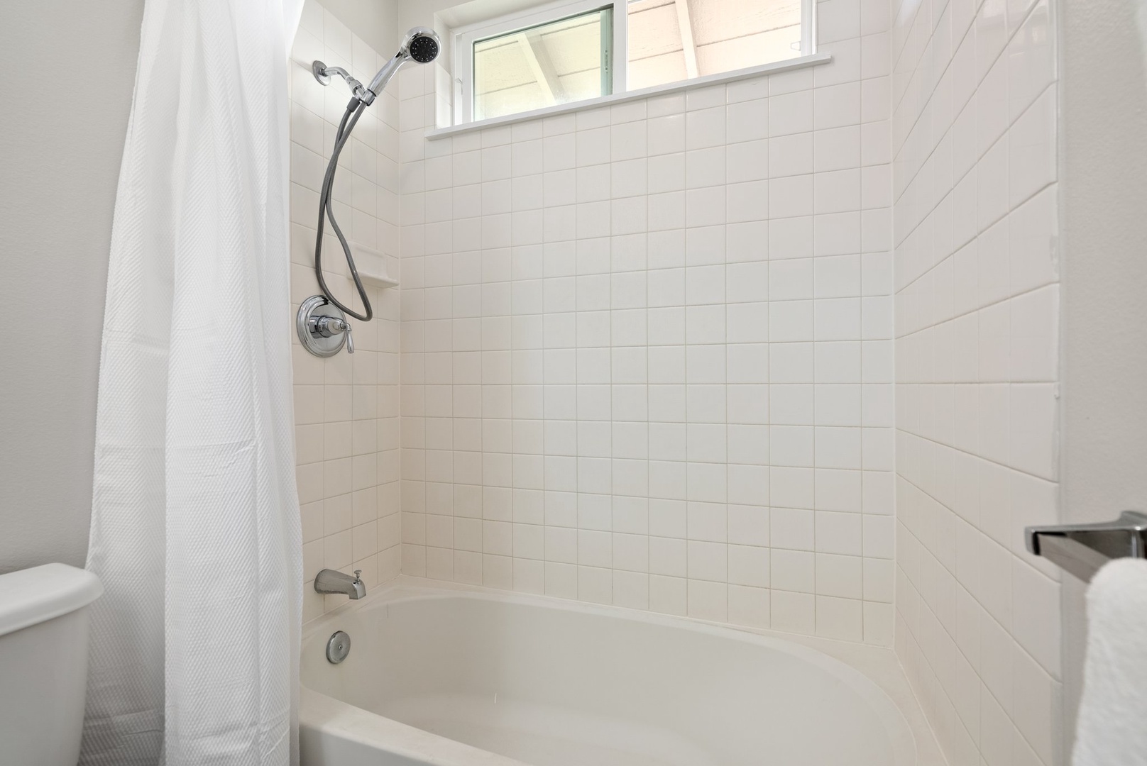 Kapolei Vacation Rentals, Kilipue Retreat - Shower and tub combo in the primary bath for quick refreshes or relaxing soaks.