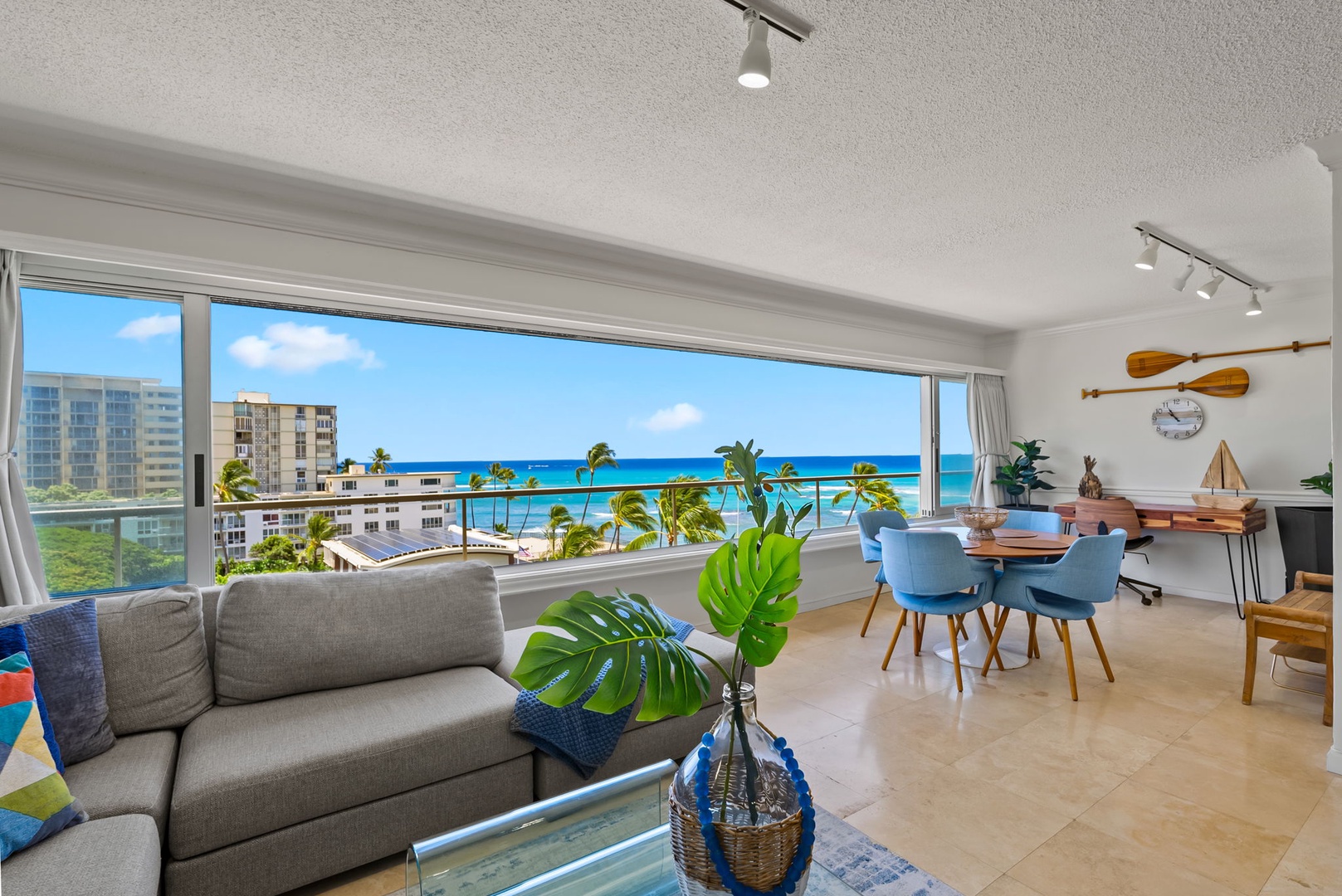 Honolulu Vacation Rentals, Colony Surf Getaway - Plush sofas with open and airy living space, welcoming the island breeze.