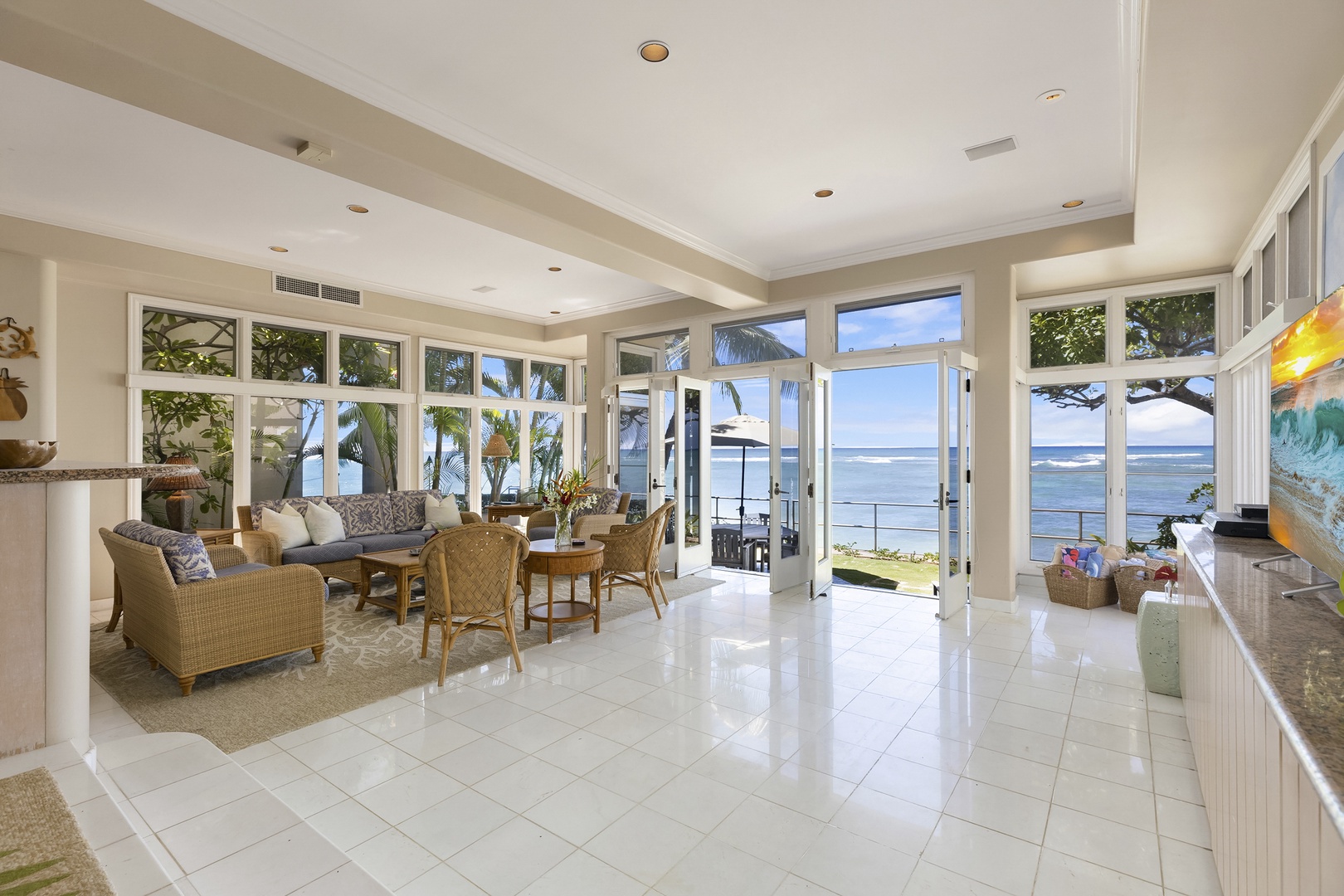 Honolulu Vacation Rentals, Diamond Head Surf House - Entrance looking towards Living Room and Oceanside Lanai.