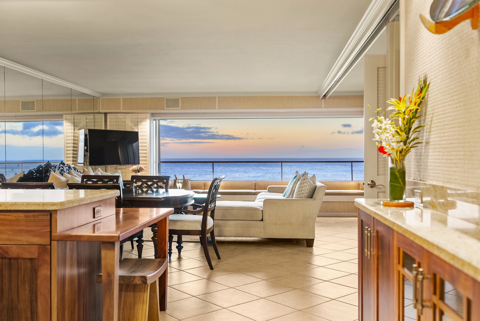 Honolulu Vacation Rentals, Hale Kaimana Breeze - Open layout perfect for gatherings with scenic backdrops.