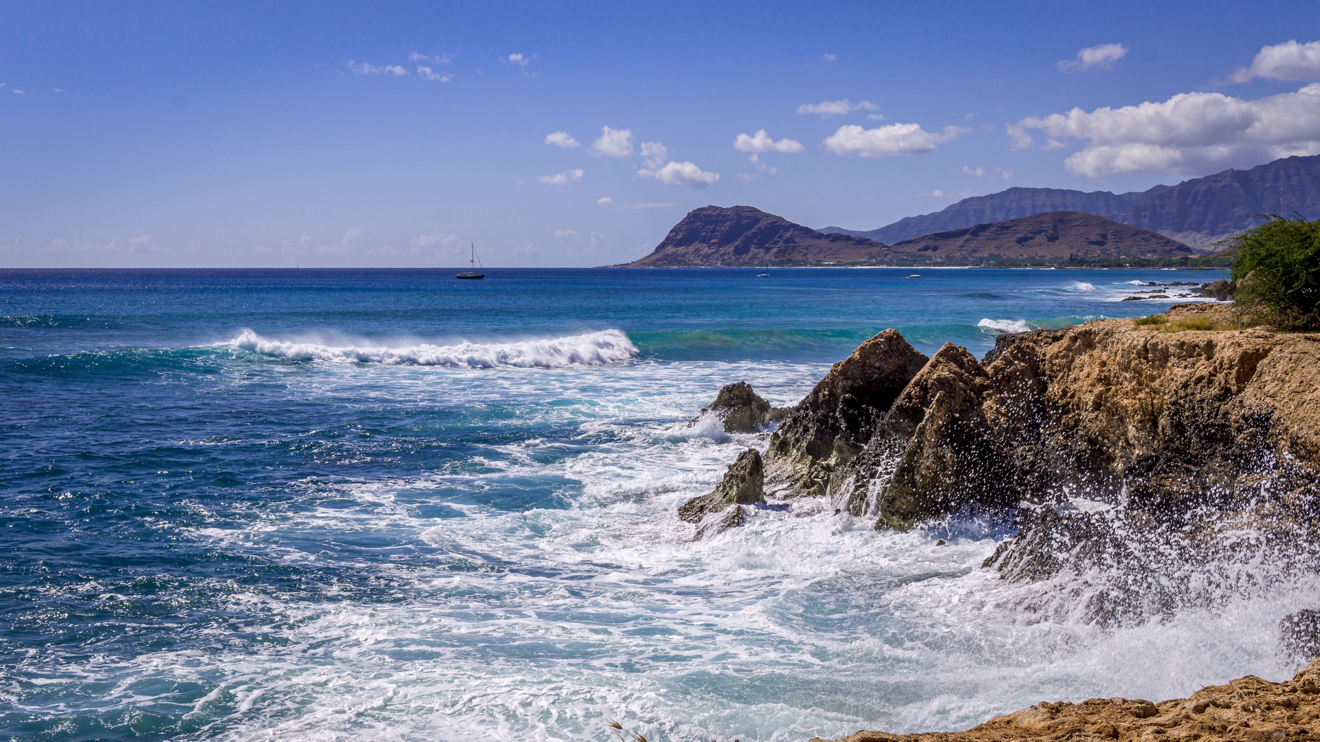 Kapolei Vacation Rentals, Fairways at Ko Olina 27H - The surf and sea are every photographer's dream.