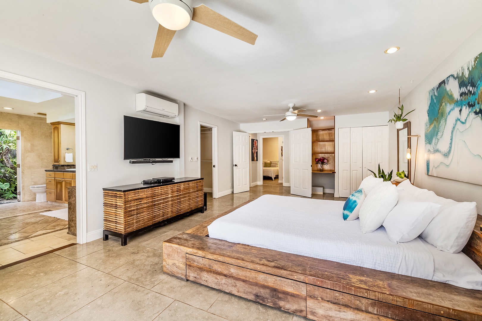 Honolulu Vacation Rentals, Hale Ho'omaha - Plus, keep cool with split AC and a ceiling fan