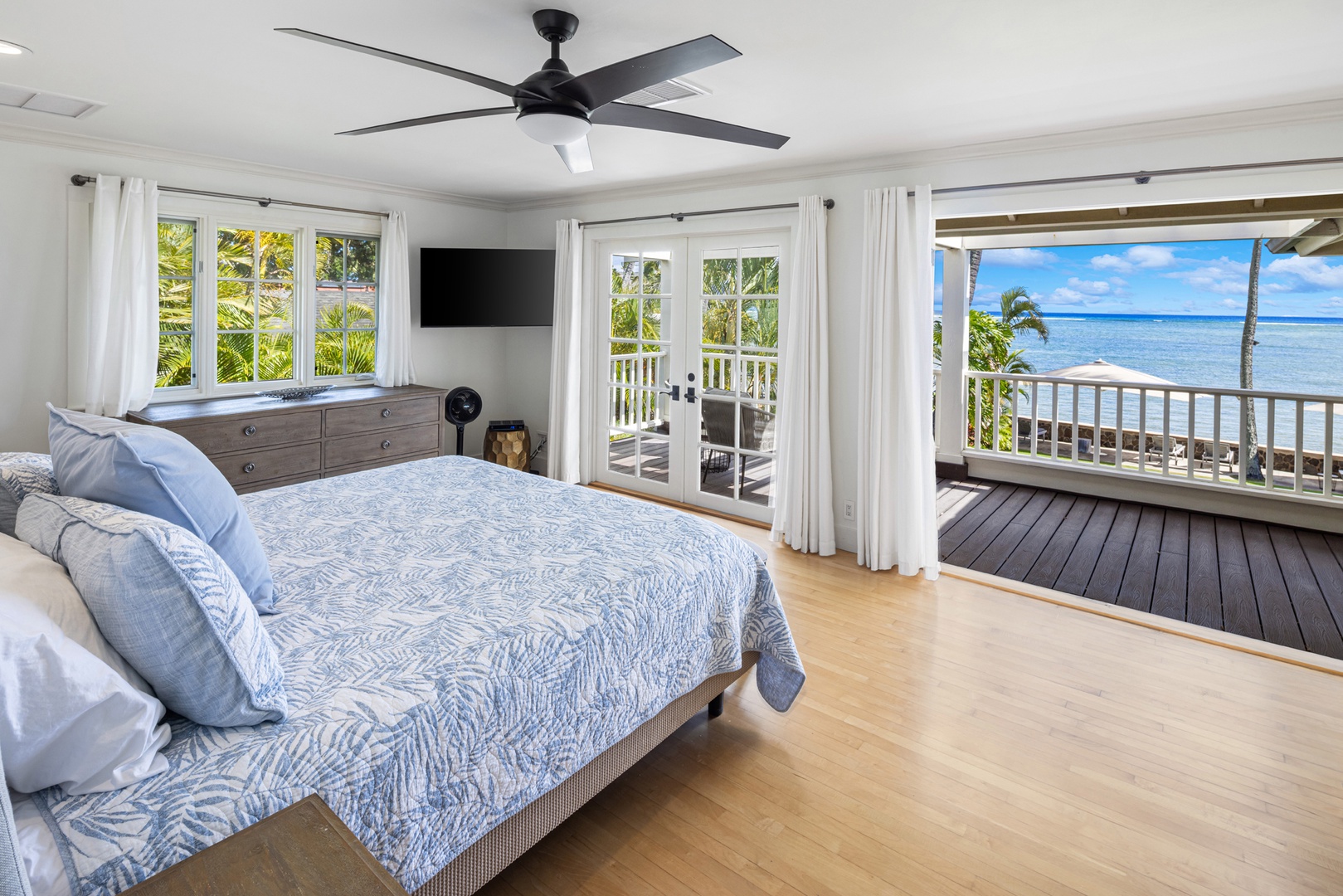 Honolulu Vacation Rentals, Moana Lani - Primary Bedroom 1 — king bed, ensuite bath, and sweeping ocean views.