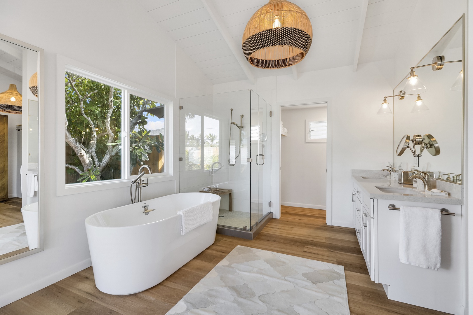 Kailua Vacation Rentals, Seahorse Beach House - Front House Ensuite Bath to Primary Bedroom