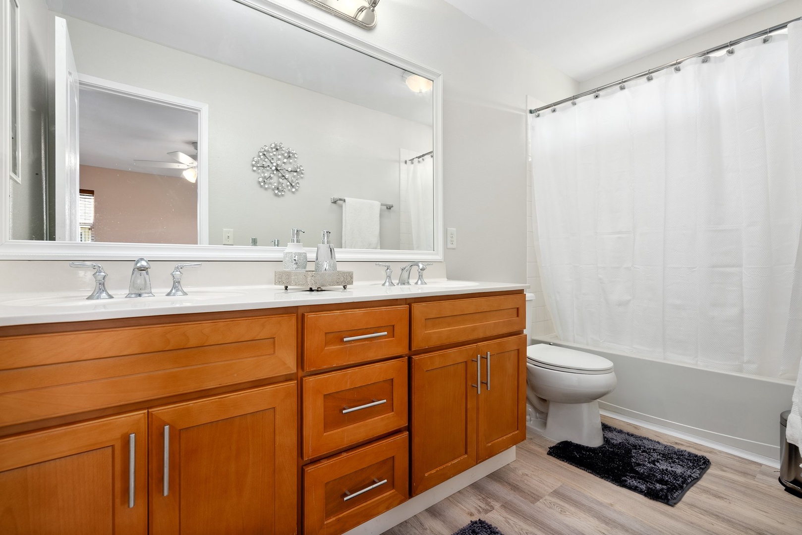 Kapolei Vacation Rentals, Kilipue Retreat - Primary ensuite with dual sinks and ample counter space for easy morning routines.