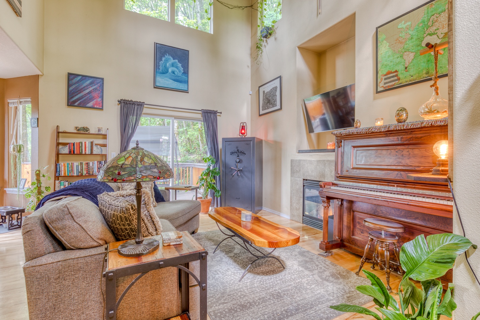 Clackamas Vacation Rentals, Duck Crossing - The living room is quite charming