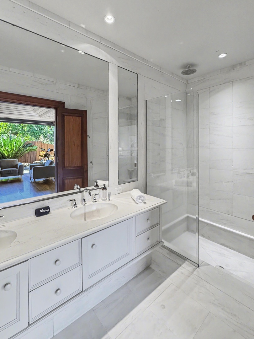 Kailua-Kona Vacation Rentals, Hahalua Bay Villa - Unwind in your elegant marble bathroom with a luxurious soaking tub and rainfall shower.
