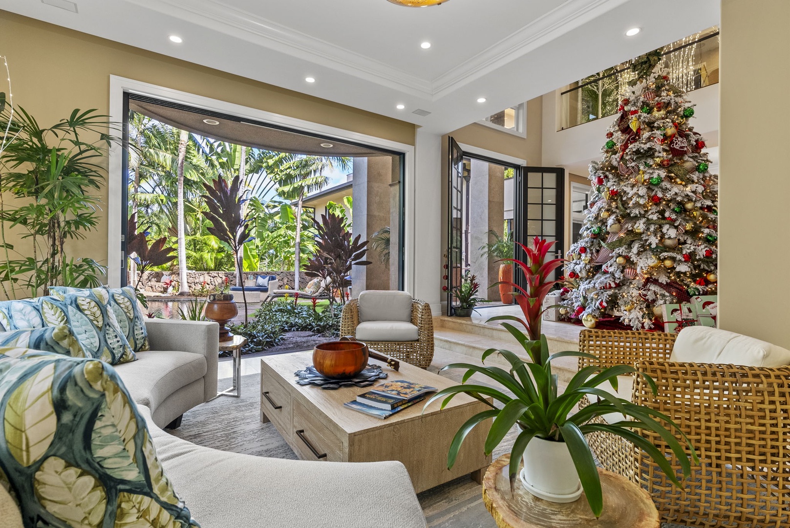 Honolulu Vacation Rentals, Pili Pono - Festive living room featuring a beautifully decorated Christmas tree.