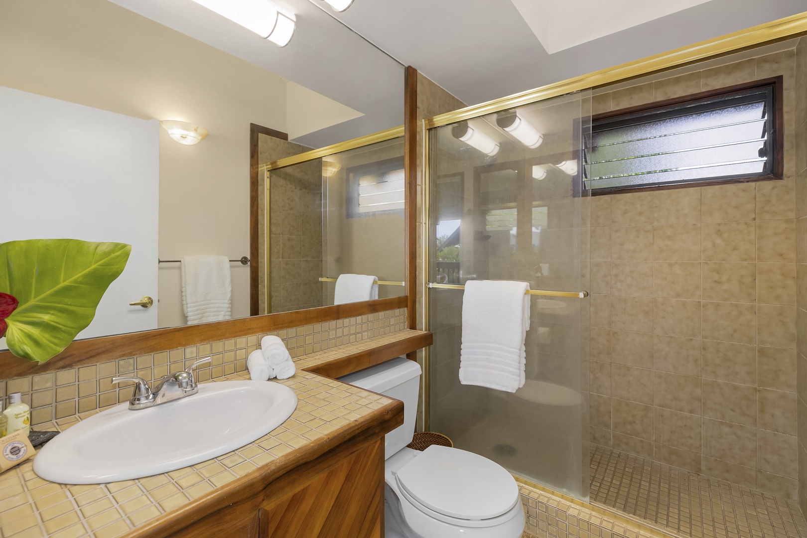 Honolulu Vacation Rentals, Maunalua Sunset - Ensuite Bathroom to Upstairs Guest Bedroom