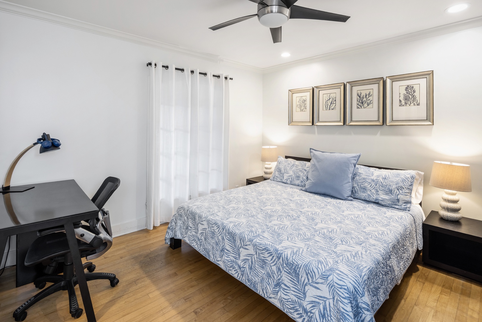 Honolulu Vacation Rentals, Moana Lani - Main House - Check in with the office at the desk, then call it a night a few feet away.
