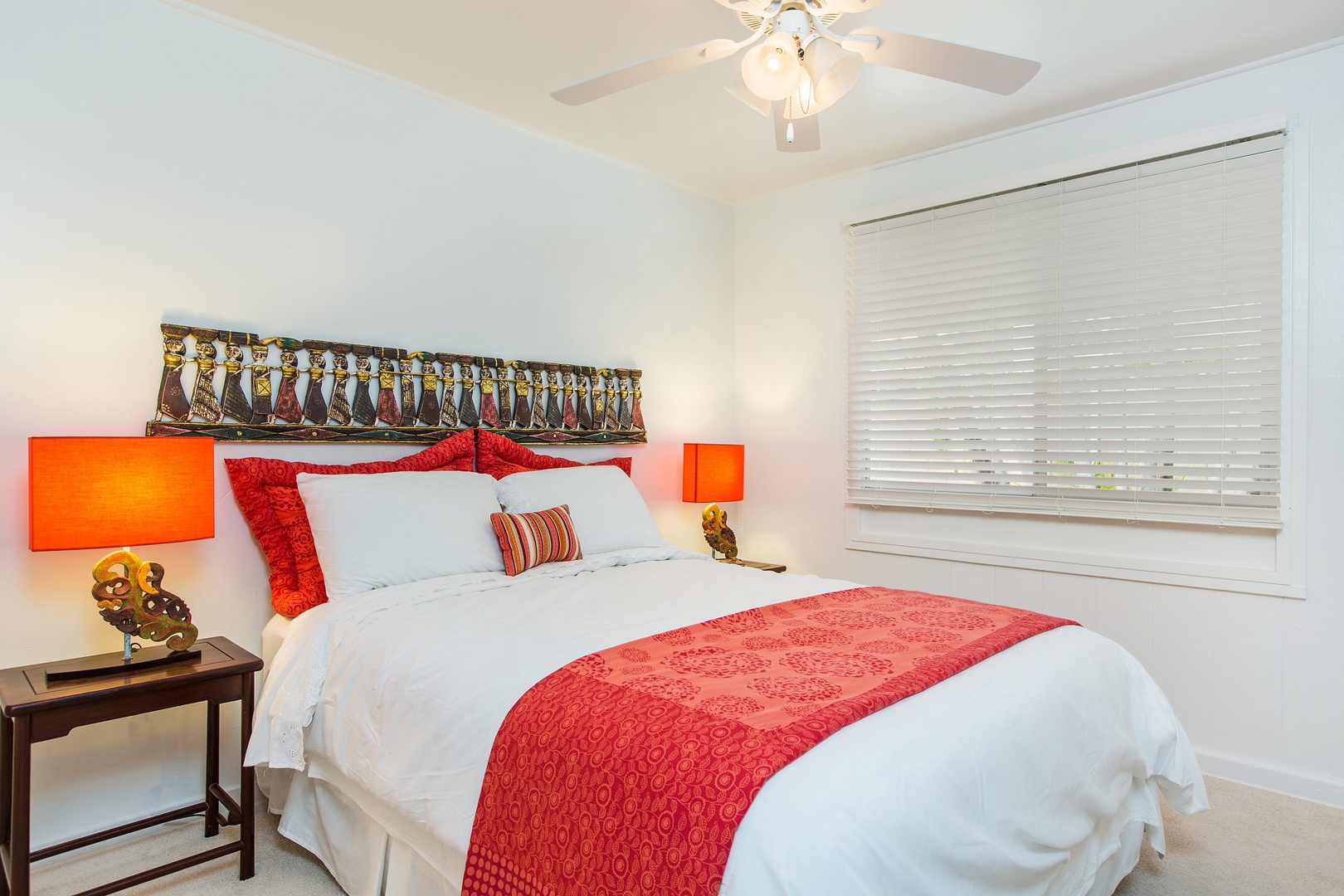 Honolulu Vacation Rentals, Hale Kai - Queen bedroom with ensuite bathroom.