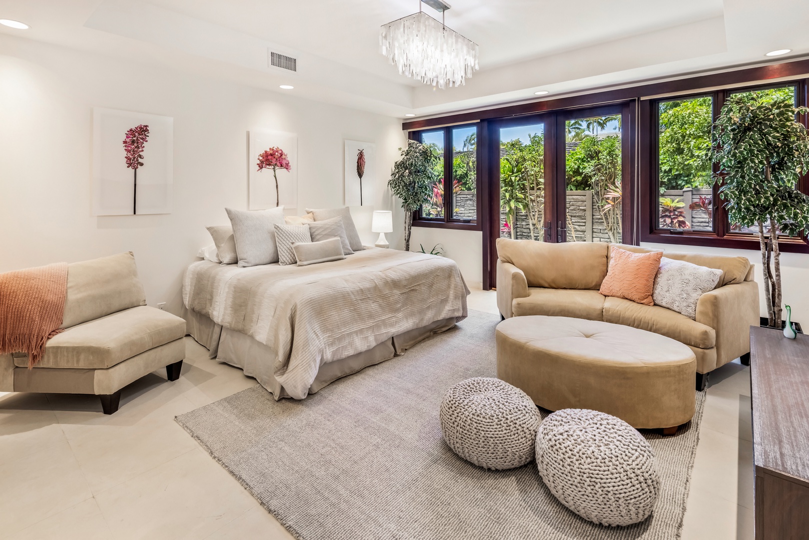 Honolulu Vacation Rentals, Kahala Grand Splendor - The downstairs guest room is furnished with a luxurious king bed and sophisticated design elements.