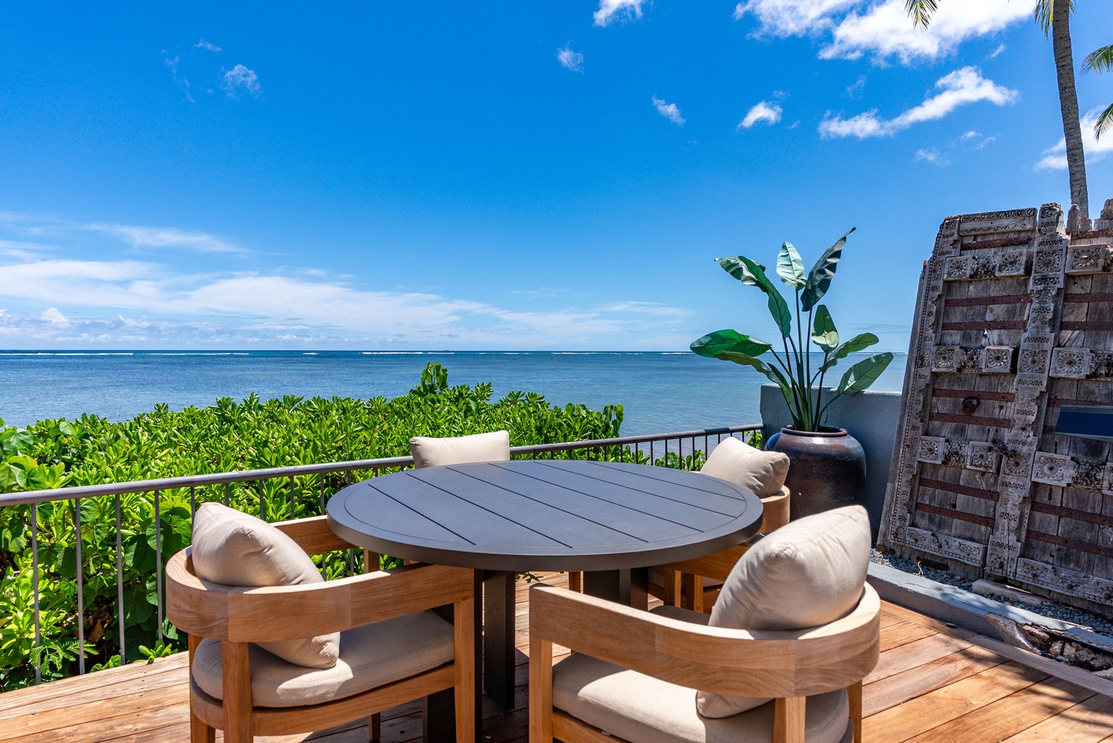 Honolulu Vacation Rentals, Wailupe Beachfront Getaway - Dine al fresco with endless ocean views and gentle trade winds.