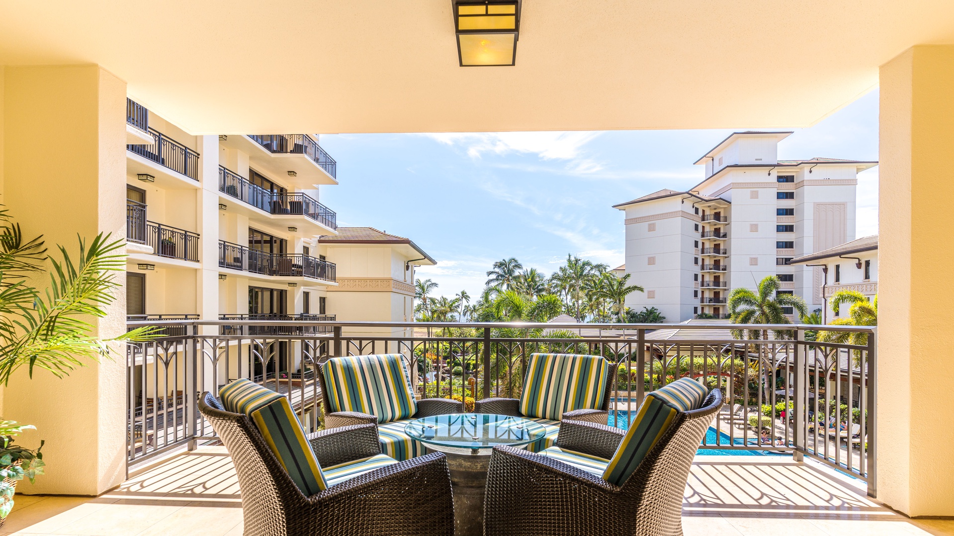 Kapolei Vacation Rentals, Ko Olina Beach Villas O305 - The indoor dining and the outdoor dining areas provide plenty of seating.