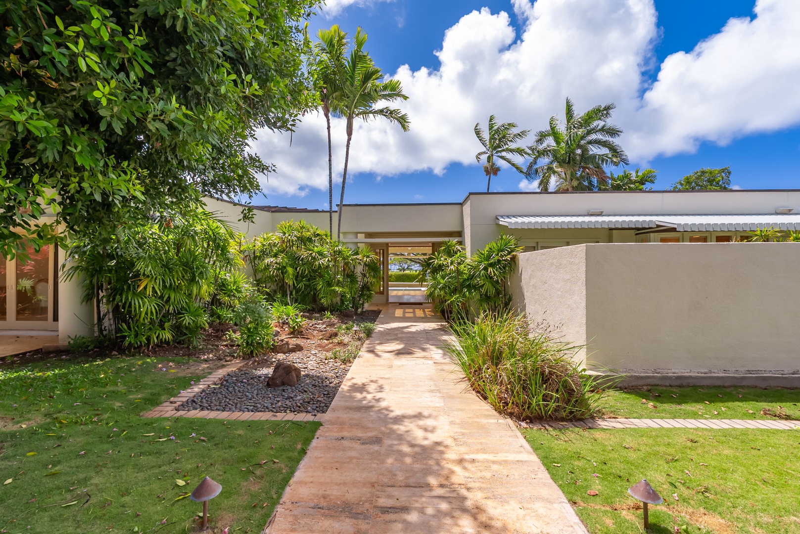 Honolulu Vacation Rentals, Luxury Golf Course Retreat in Kahala - 1077 Waiholo* - 