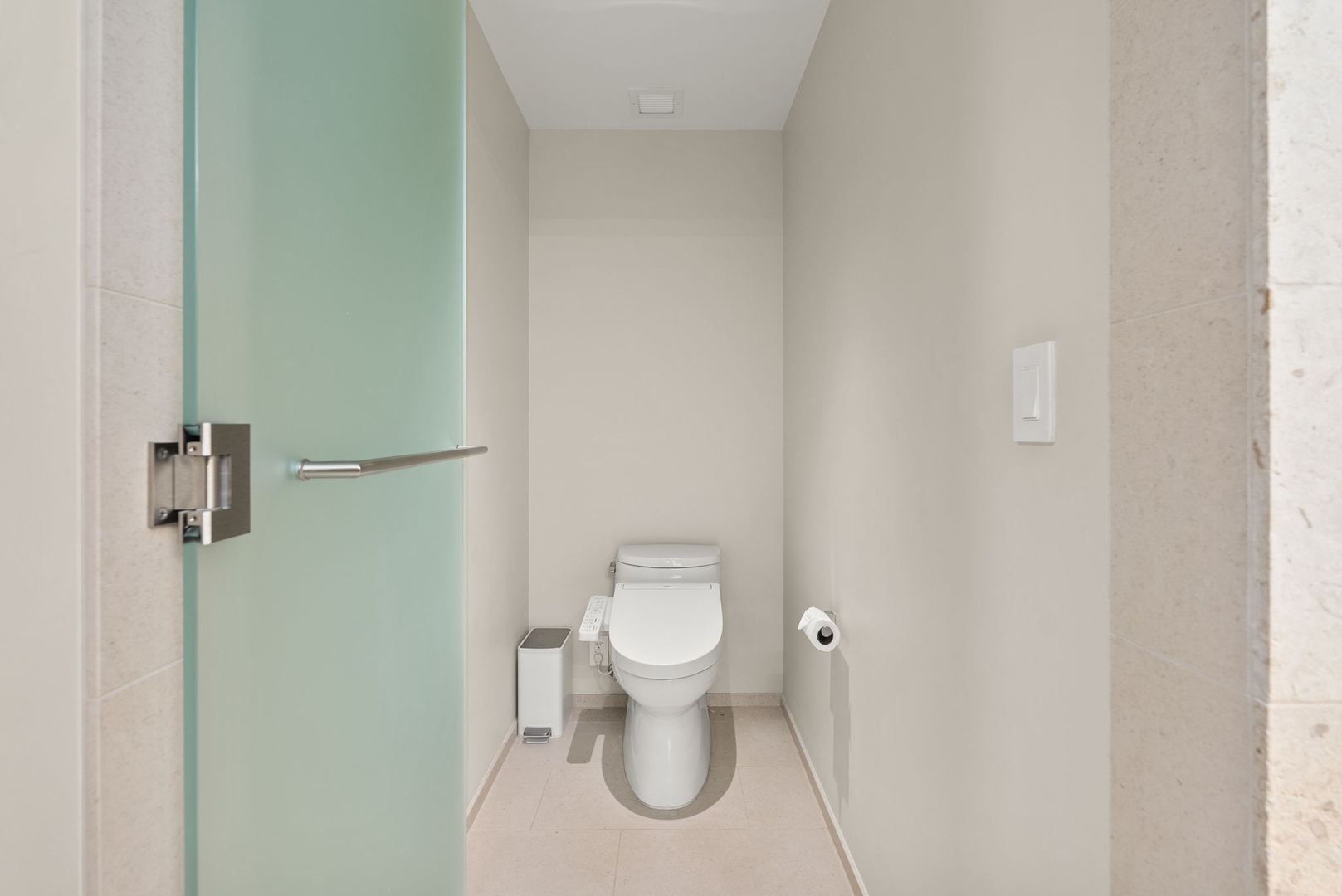 Honolulu Vacation Rentals, Park Lane Getaway - Private toilet room within the primary bathroom, offering additional comfort and privacy.