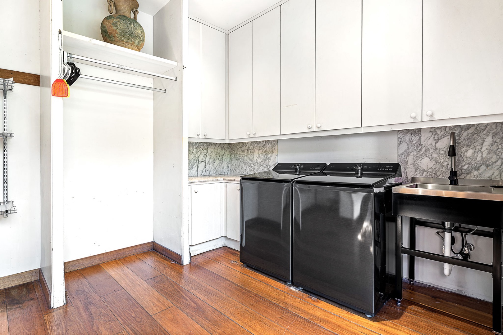 Kailua-Kona Vacation Rentals, Hahalua Bay Villa - Expansive laundry room with dual washer / dryers