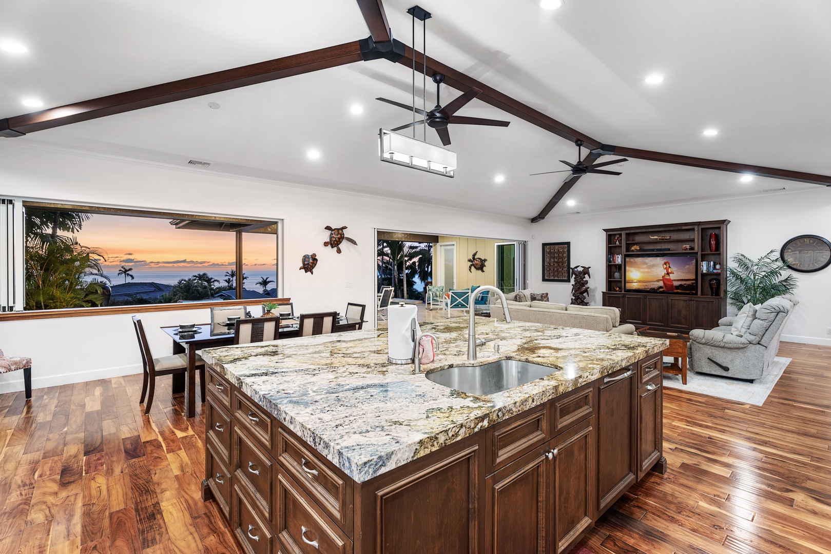 Kailua Kona Vacation Rentals, Ohana le'ale'a - The kitchen is a chef's dream, fully equipped with integrated chef-style appliances and ample counter space