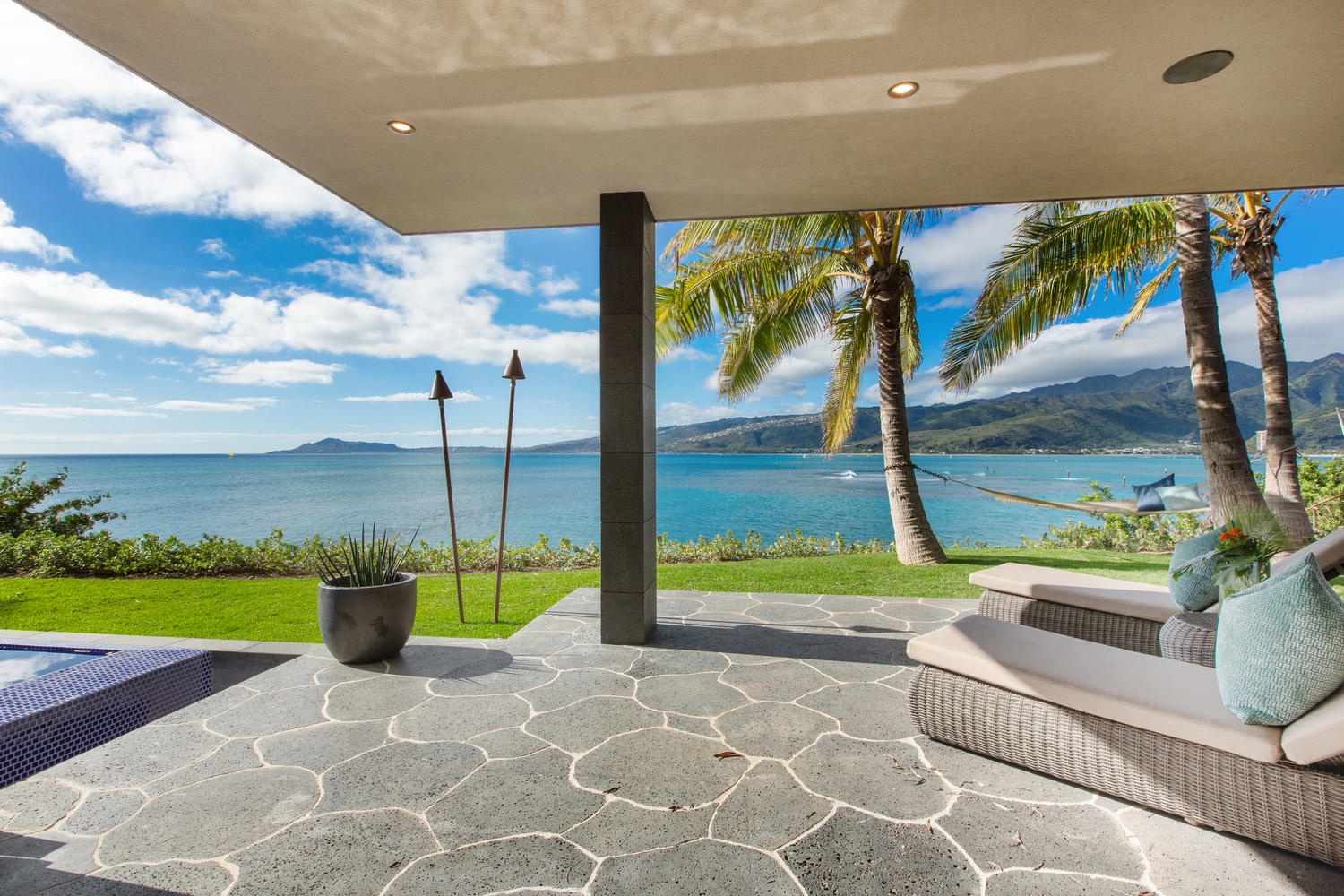 Honolulu Vacation Rentals, Ocean House 4 Bedroom - Downstairs bedroom lanai