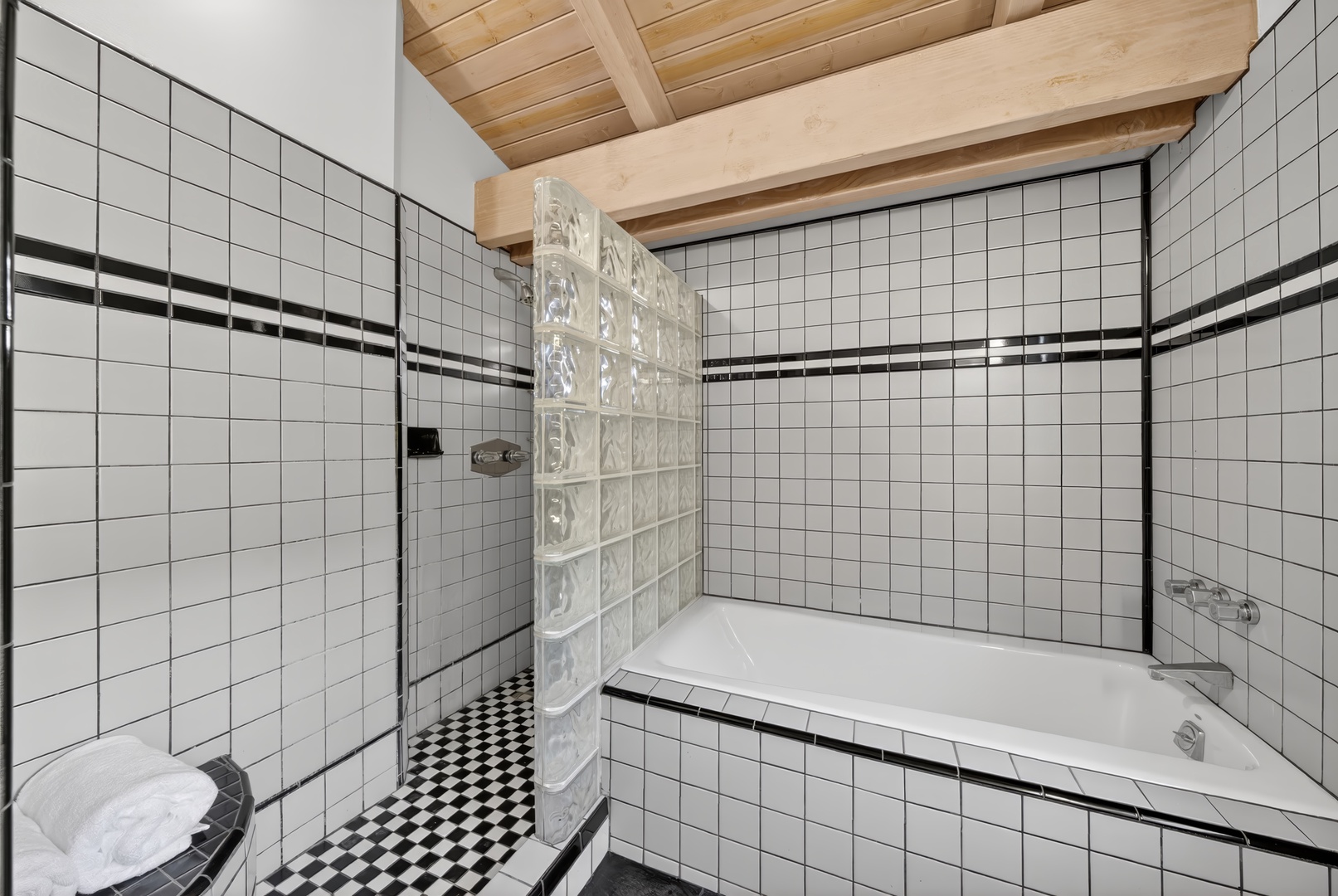 Haleiwa Vacation Rentals, Sunset Beach Hideaway - Unwind after beach days in the full bathroom with soaking tub and tiled shower.