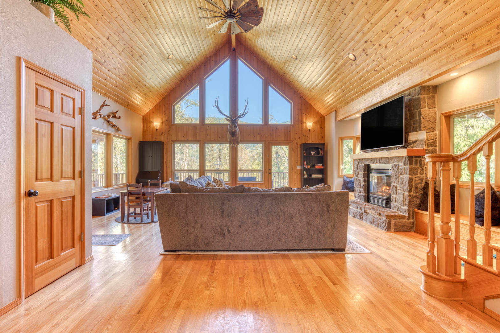 Sandy Vacation Rentals, Iron Mountain - Wooden floors make the space feel bigger and cozier