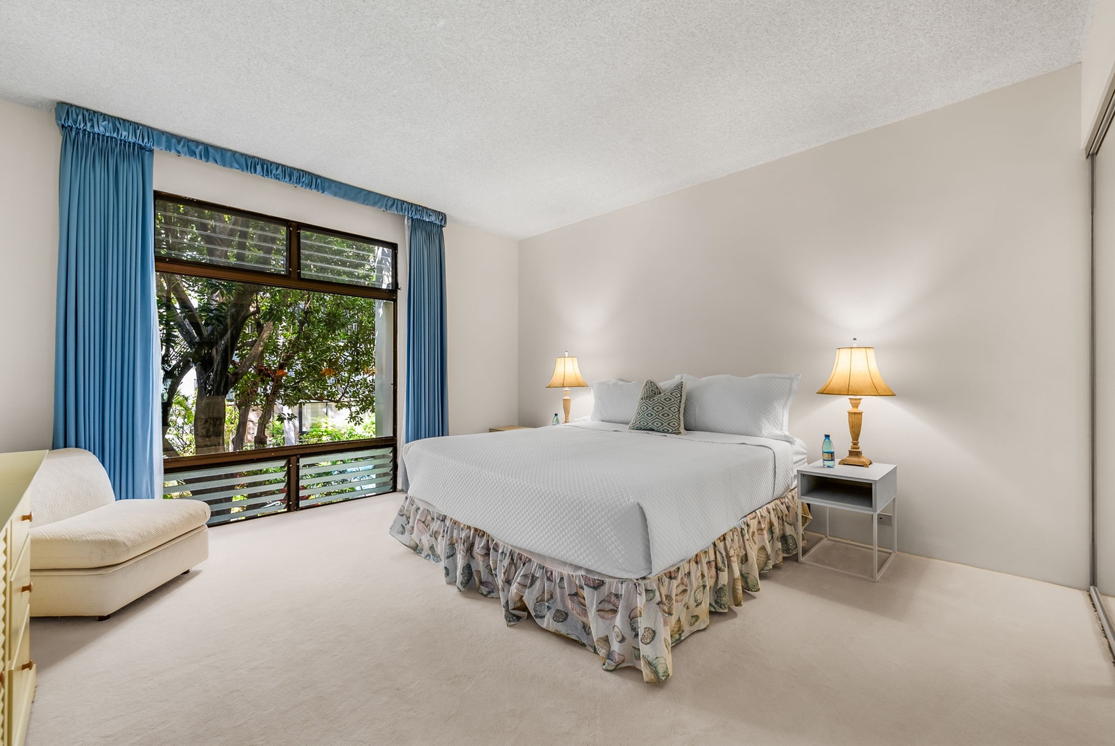 Honolulu Vacation Rentals, Kahala Beachfront Villa - The primary suite offers a king-sized bed and garden views.