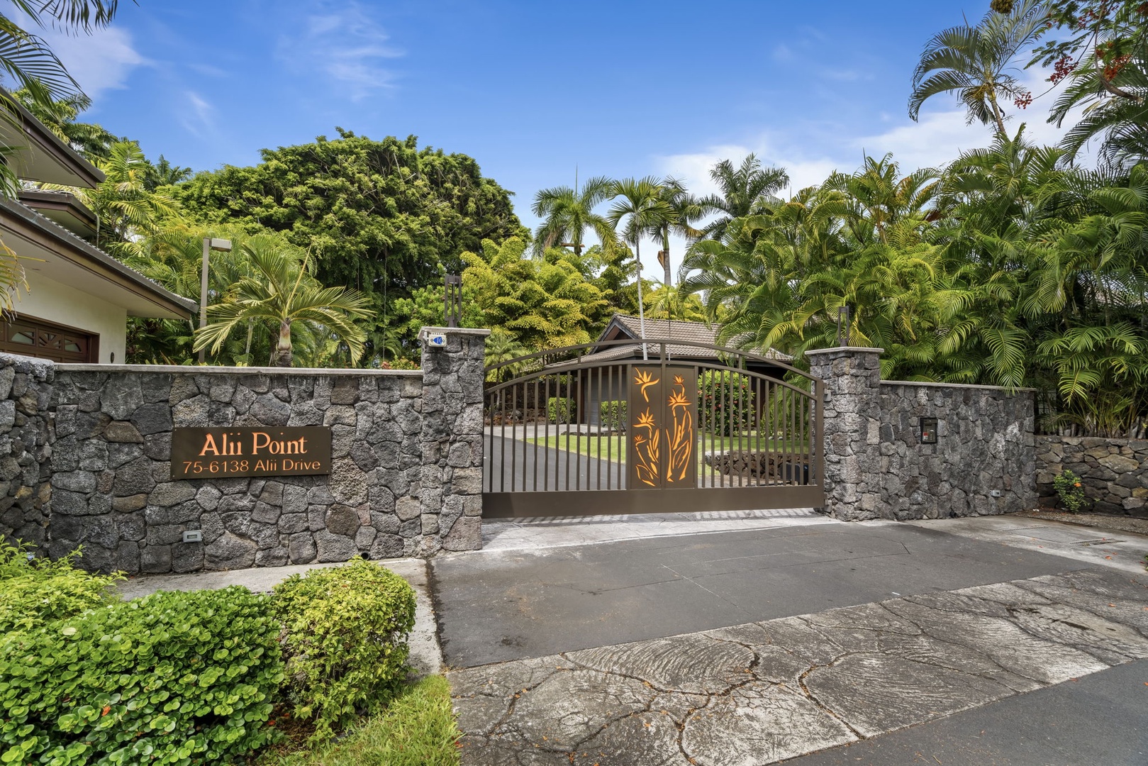 Kailua Kona Vacation Rentals, Ali'i Point #9 - Alii Point community entry gate