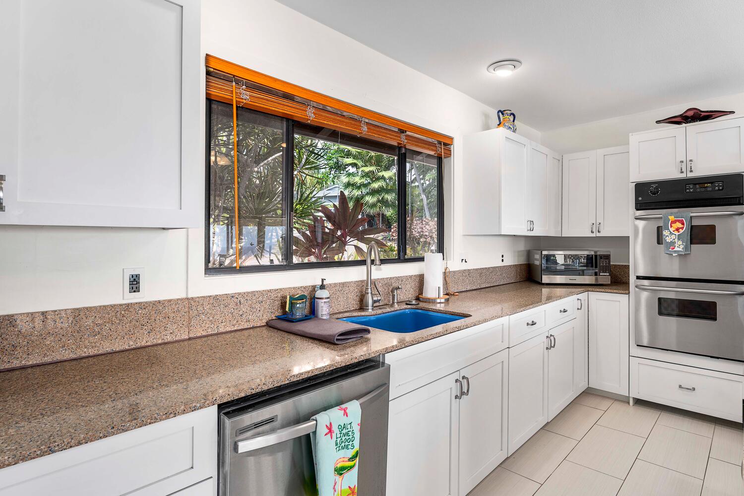 Kailua Kona Vacation Rentals, Kona Dreams - Prepare your favorite meals in the spacious and well-equipped kitchen.