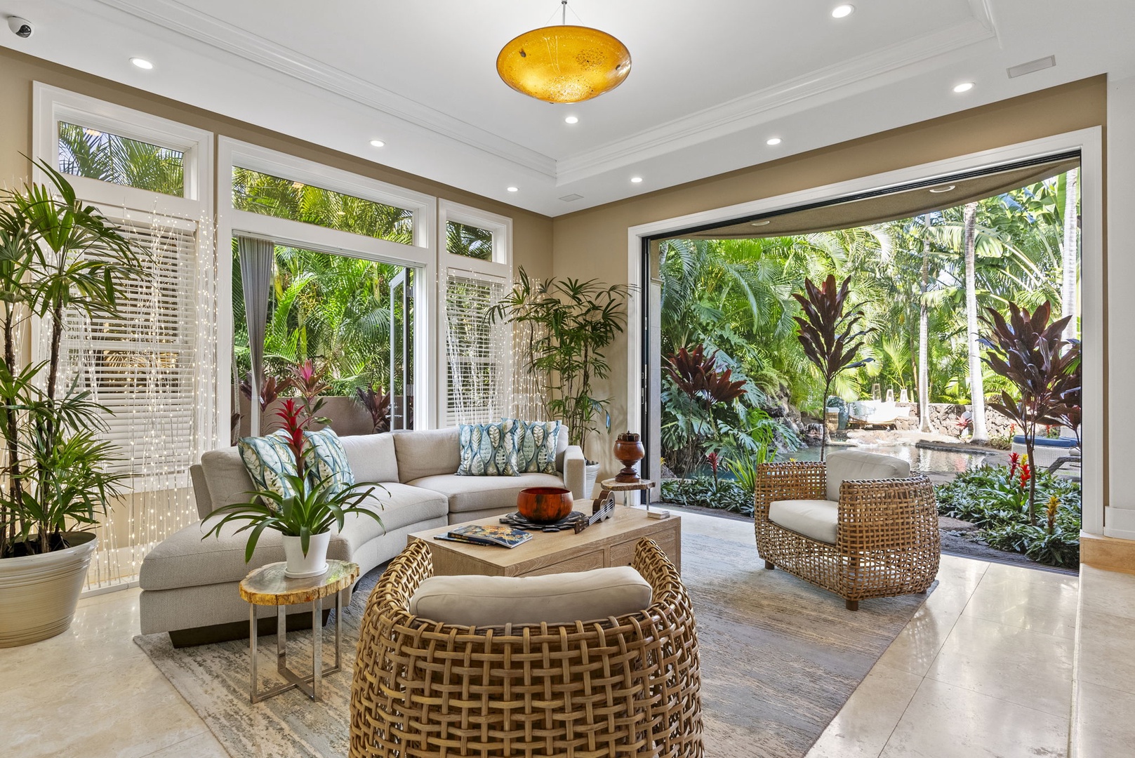 Honolulu Vacation Rentals, Pili Pono - Luxurious sitting area surrounded by lush greenery.