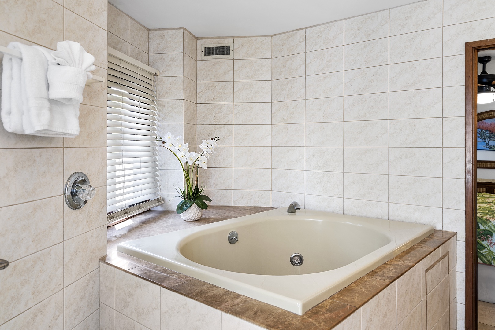 Kailua Kona Vacation Rentals, Kona's Shangri La - Large Japanese soaking tub in the bathroom on second floor