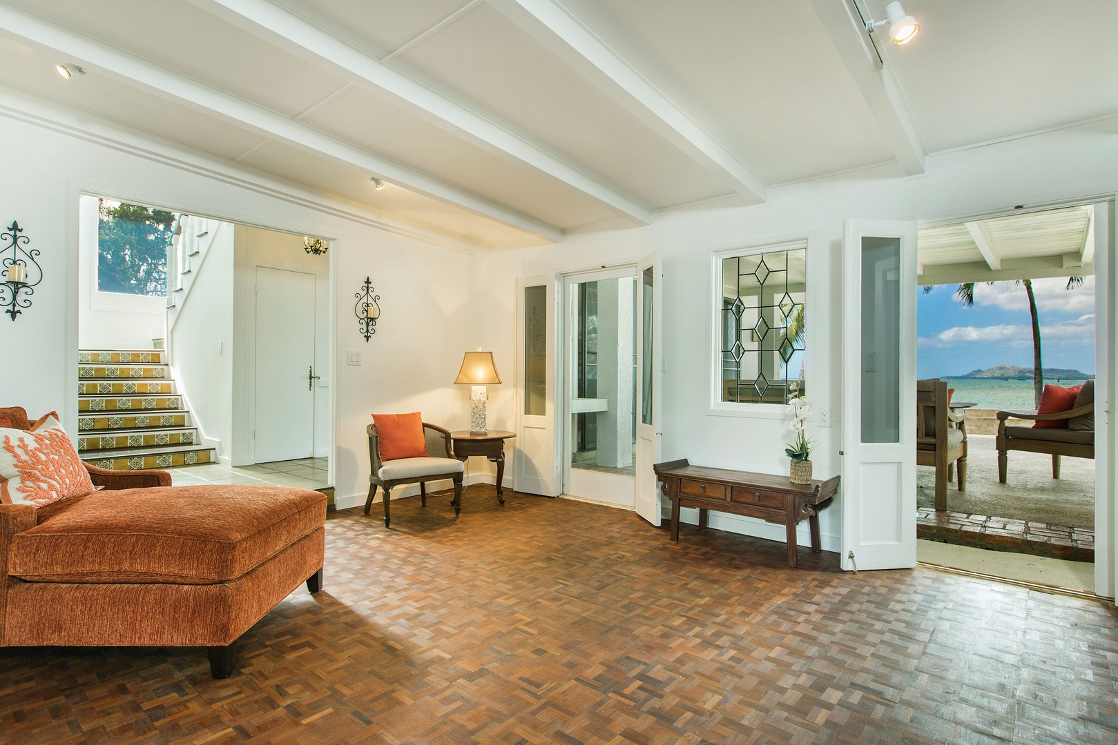Honolulu Vacation Rentals, Hale Kai - Sitting room off of kitchen and covered lanai.