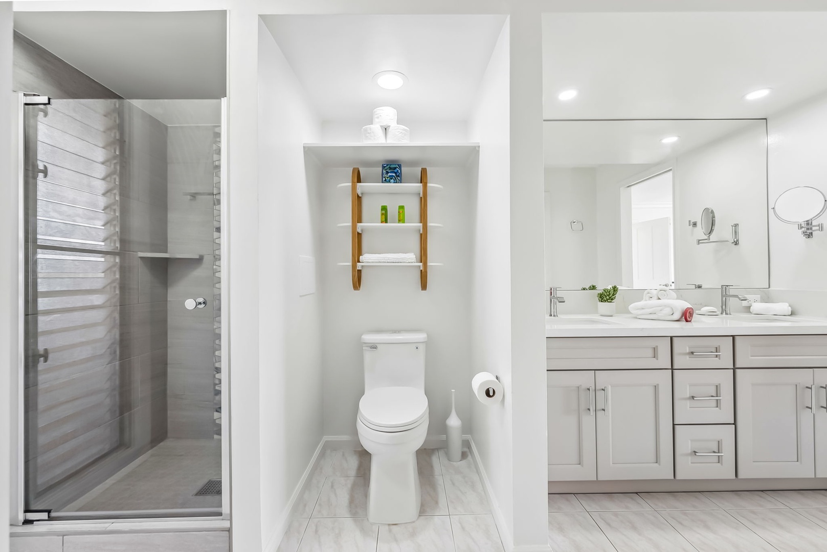 Honolulu Vacation Rentals, Colony Surf Getaway - Bright bathroom with modern finishes, offering a clean and refreshing space.