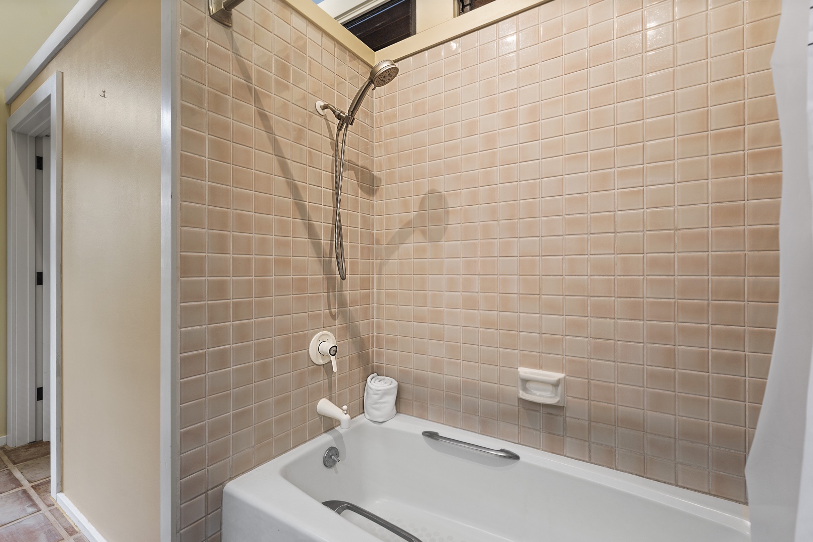 Kailua Kona Vacation Rentals, Pineapple House - Guest bathroom tub/shower