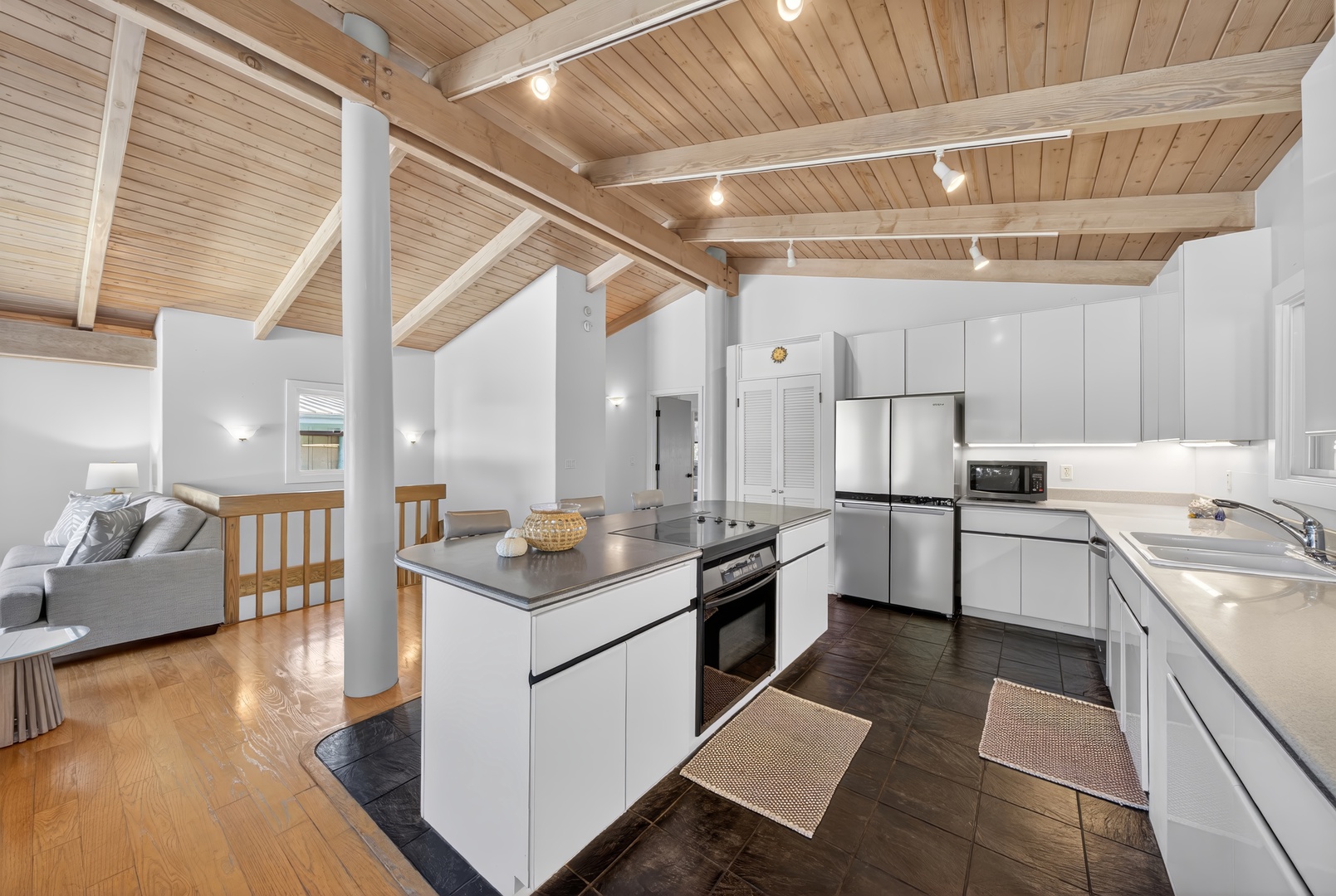 Haleiwa Vacation Rentals, Sunset Beach Hideaway - Enjoy easy island living with an open kitchen that flows into the dining and lounge areas.