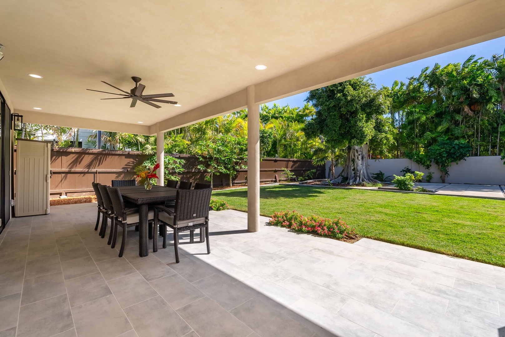 Honolulu Vacation Rentals, Kahala Zen - Spacious covered patio, perfect for outdoor dining and entertaining.