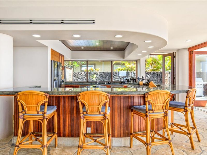 Kailua Kona Vacation Rentals, Blue Water - Enjoy meals at the spacious breakfast bar!