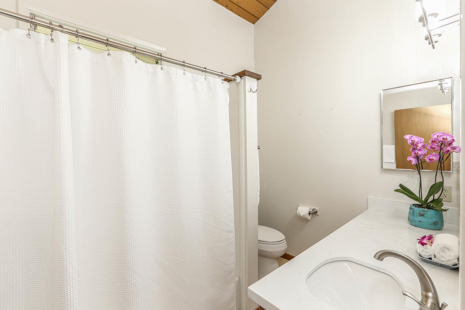 Hanalei Vacation Rentals, Hallor House TVNC #5147 - Guest bathroom with tub