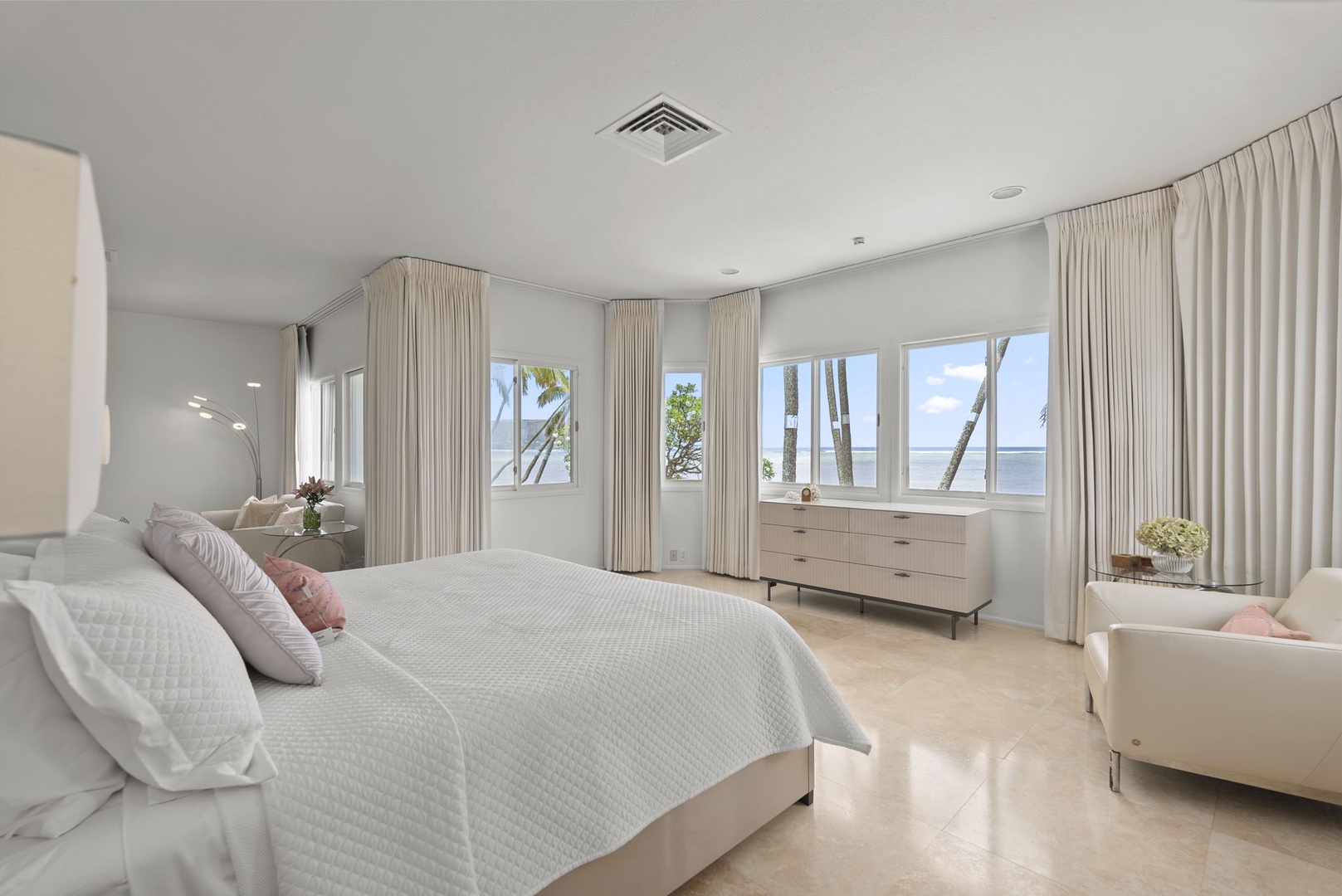 Honolulu Vacation Rentals, Paradise Beach Estate - Corner windows frame the Pacific while neutral tones and plush bedding make this suite a serene coastal escape.