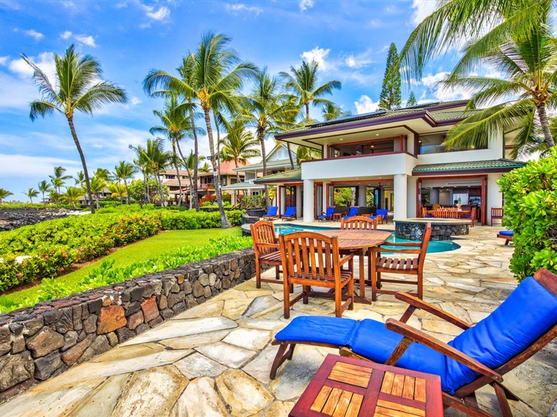Kailua Kona Vacation Rentals, Blue Water - At the edge of the property there is a great lounging area